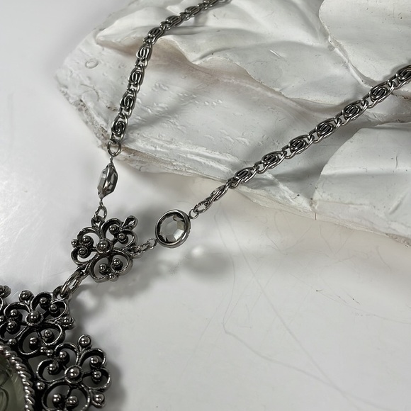 Vintage Goldette Etched Glass Medallion Necklace - Picture 5 of 13